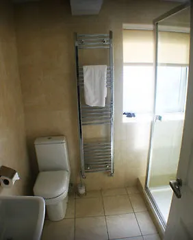 Mccafferty'S Guesthouse אילפורד מלון